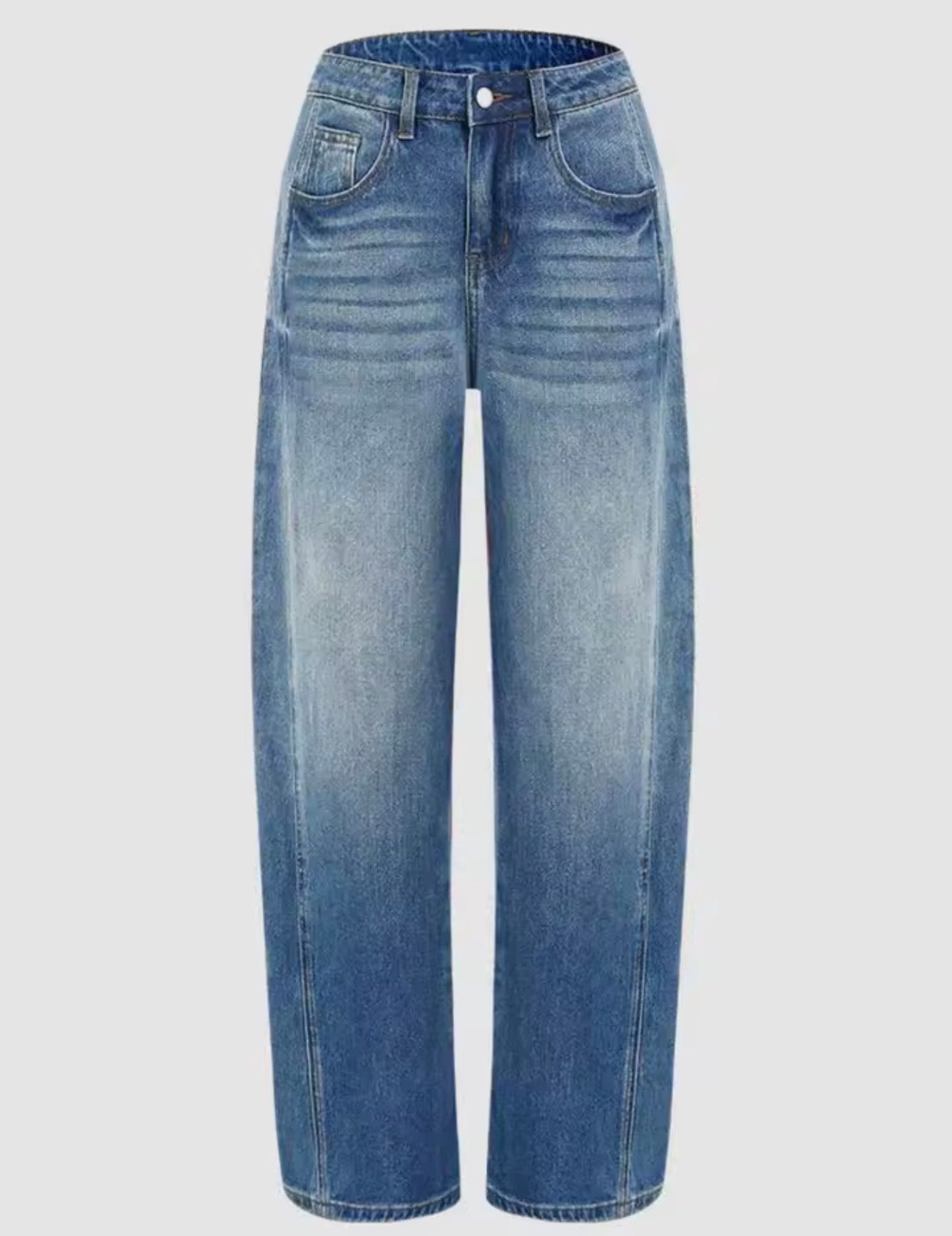 Jeans con gamba larga e vestibilità ampia con taglie standard.