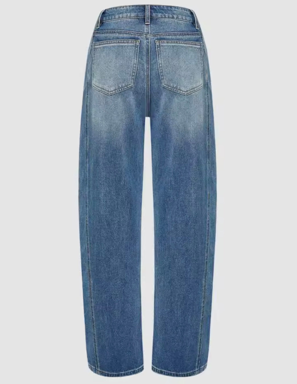 Jeans con gamba larga e vestibilità ampia con taglie standard.