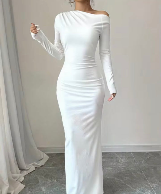 Abito aderente che abbraccia i fianchi