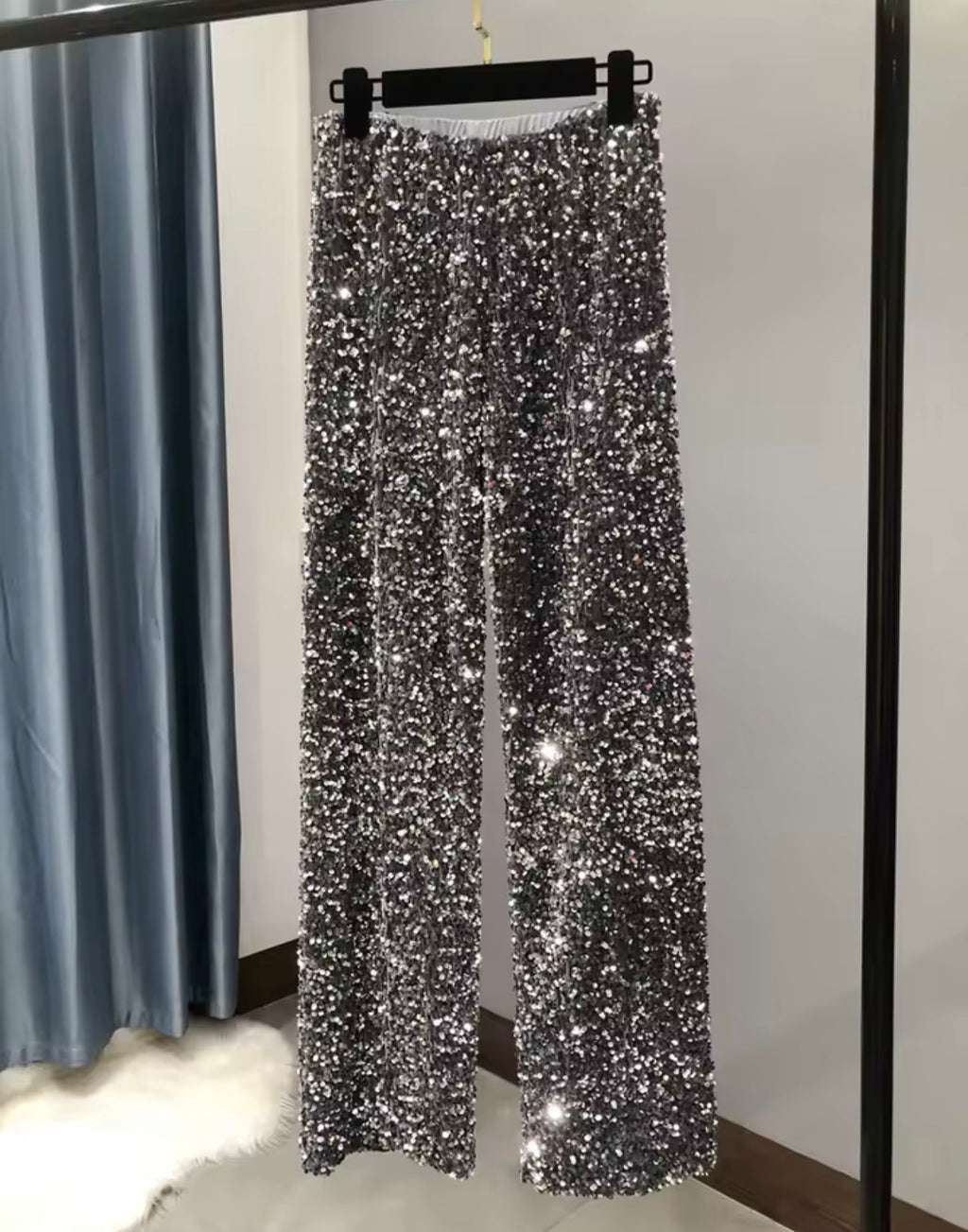 I nuovi pantaloni dorati scintillanti