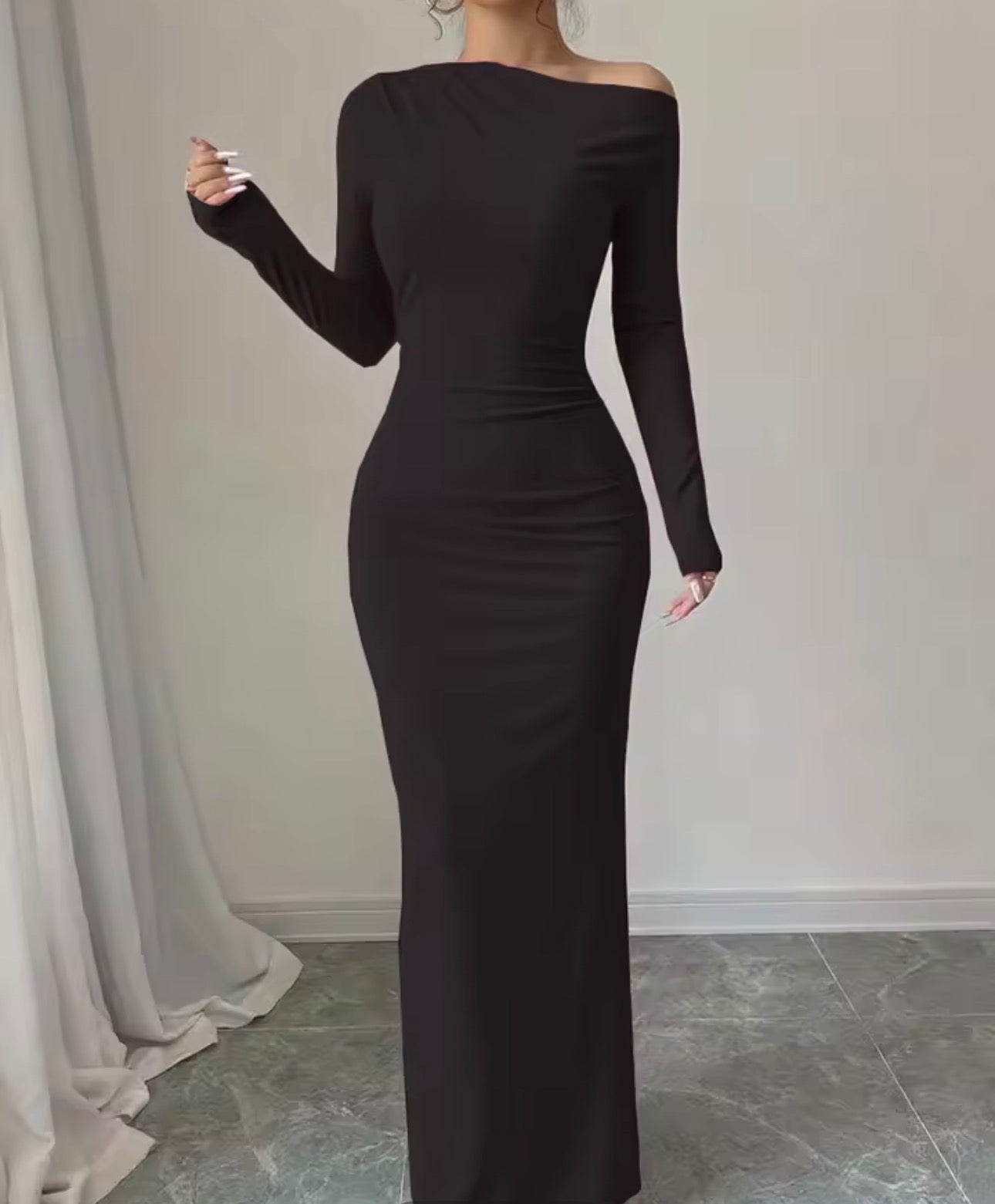 Abito aderente che abbraccia i fianchi