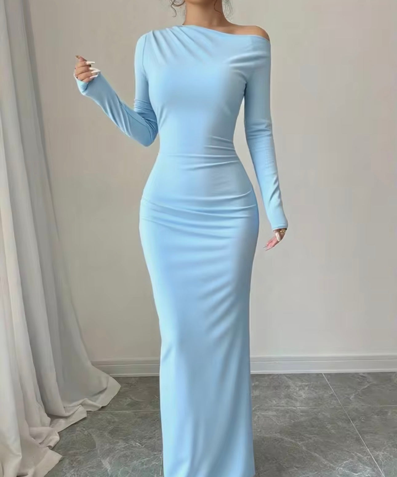 Abito aderente che abbraccia i fianchi