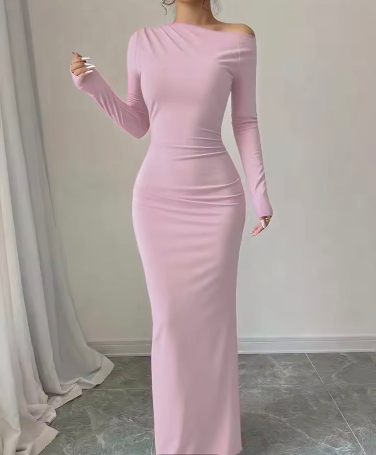 Abito aderente che abbraccia i fianchi