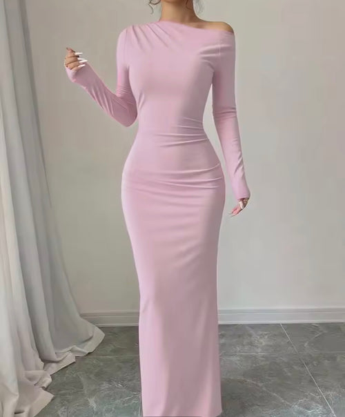 Abito aderente che abbraccia i fianchi