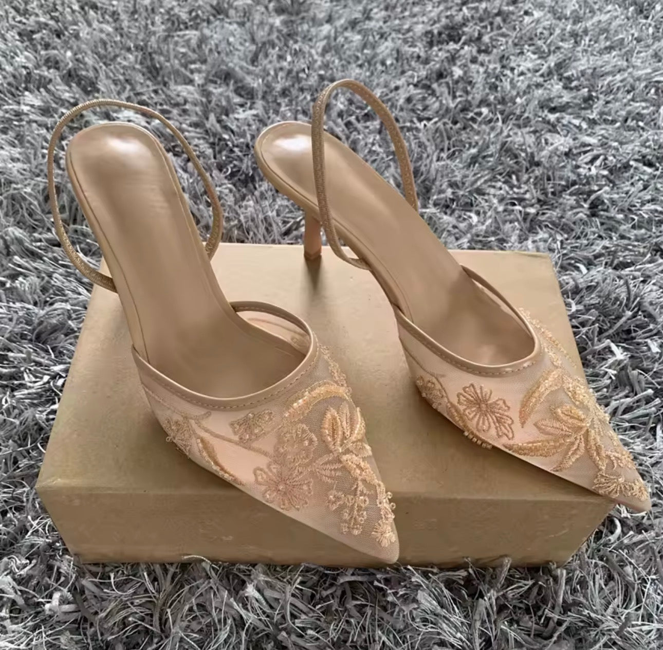 Sandali con tacco alto con cinturino in rete ricamata nera per donna