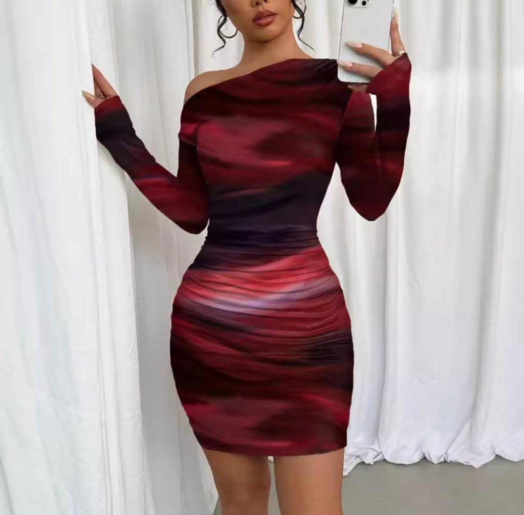 Mini abito aderente a maniche lunghe con spalle scoperte sexy