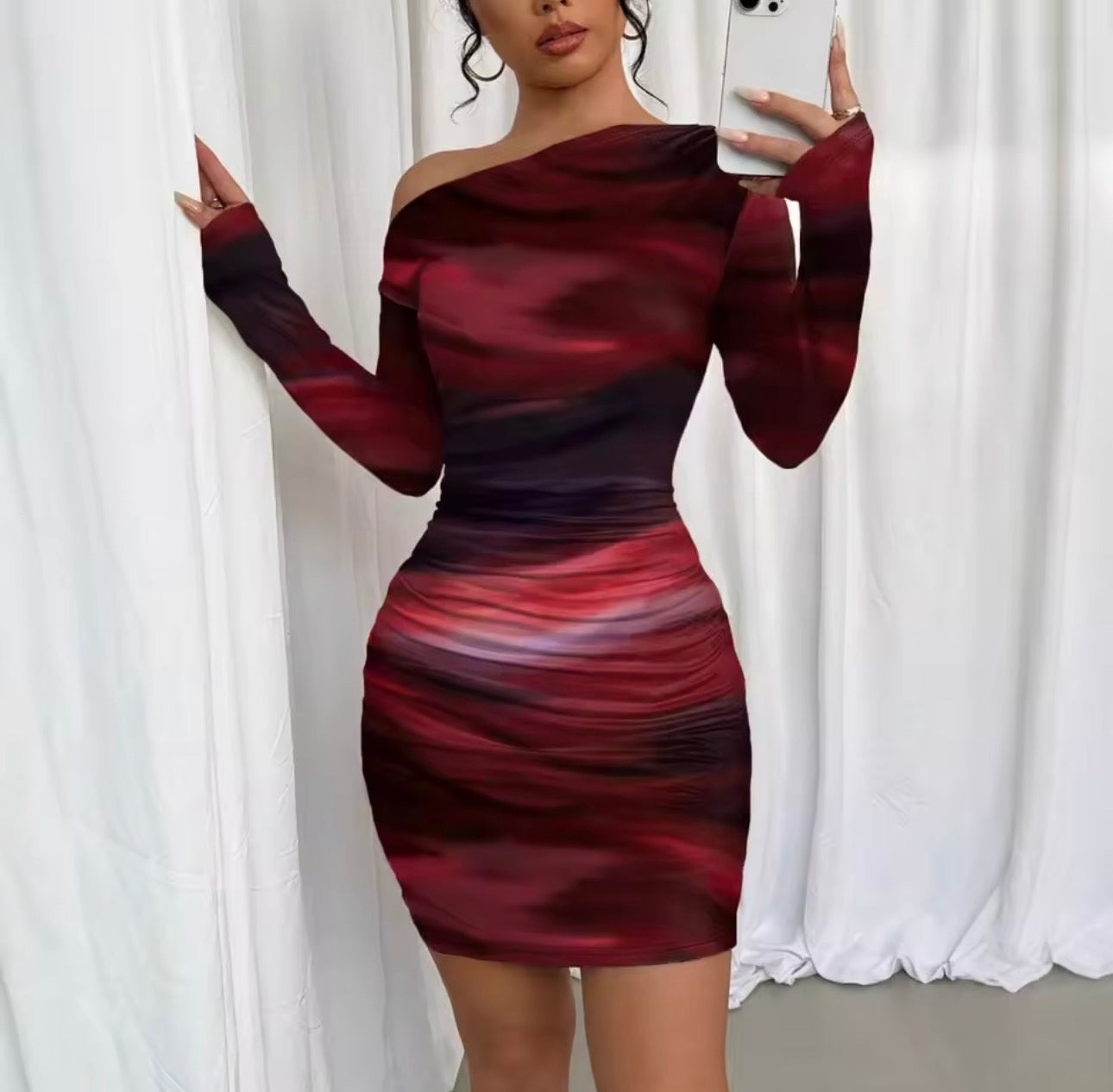 Mini abito aderente a maniche lunghe con spalle scoperte sexy