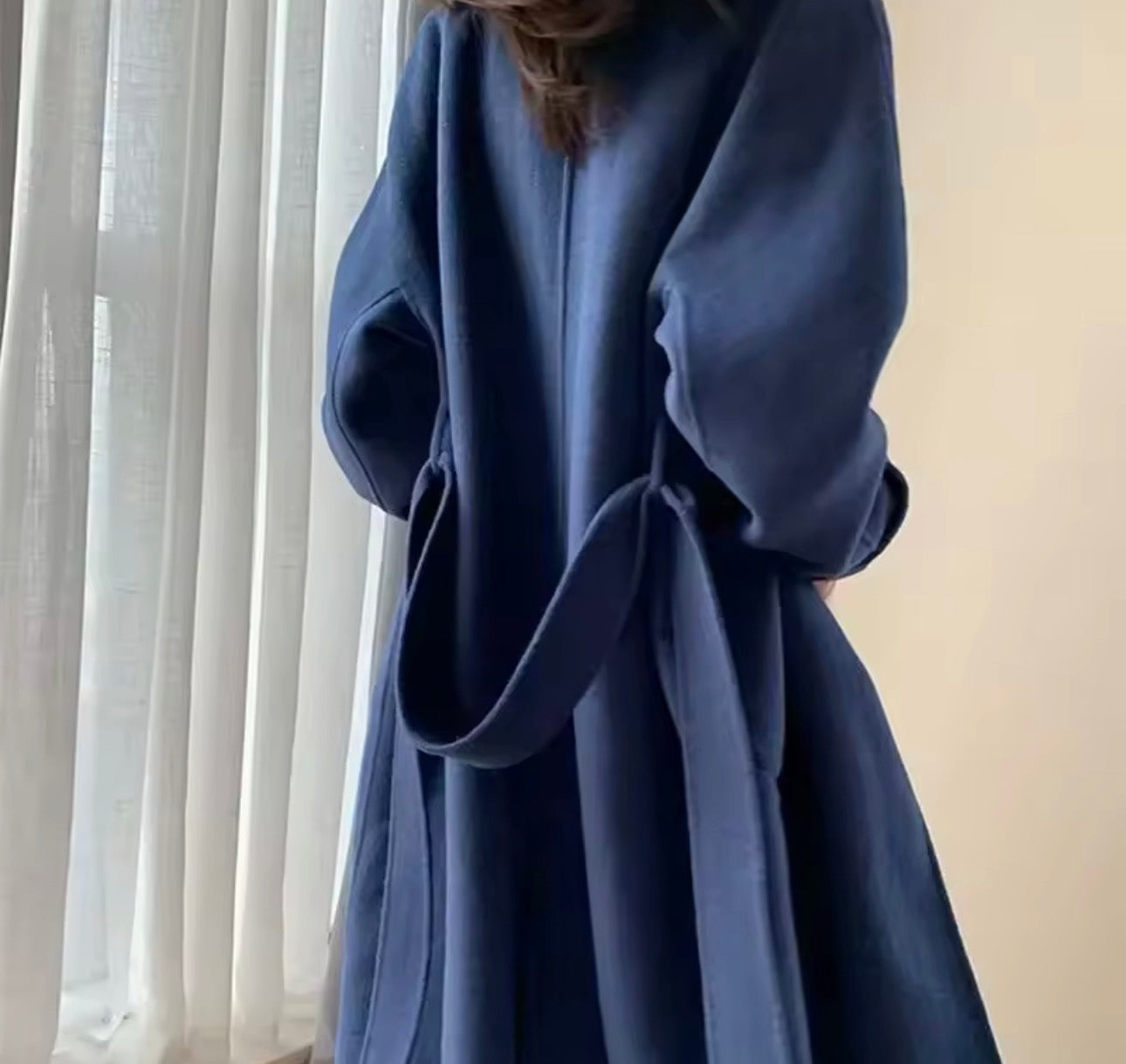 Giacca di lana da donna nuova di media lunghezza