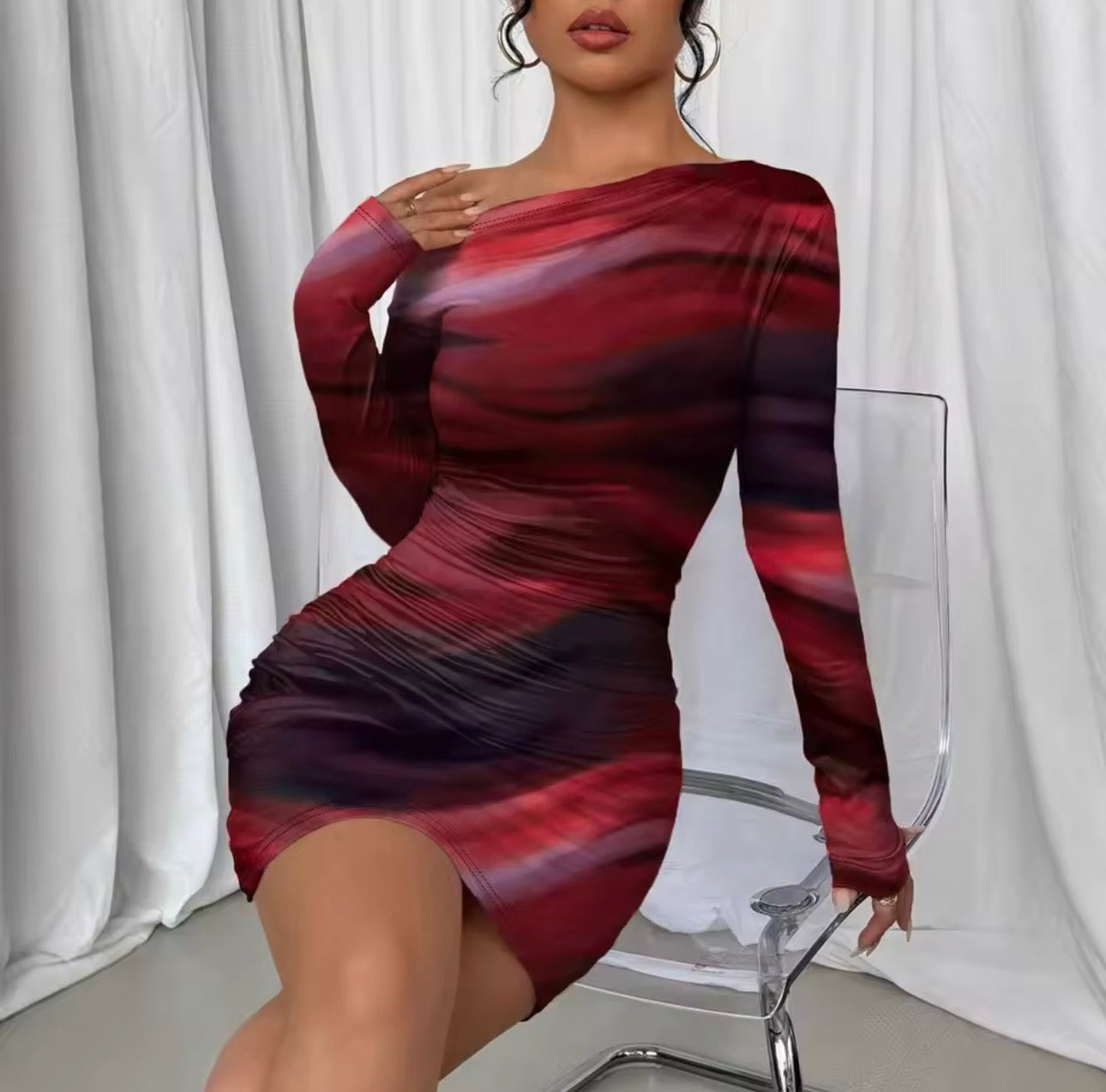 Mini abito aderente a maniche lunghe con spalle scoperte sexy