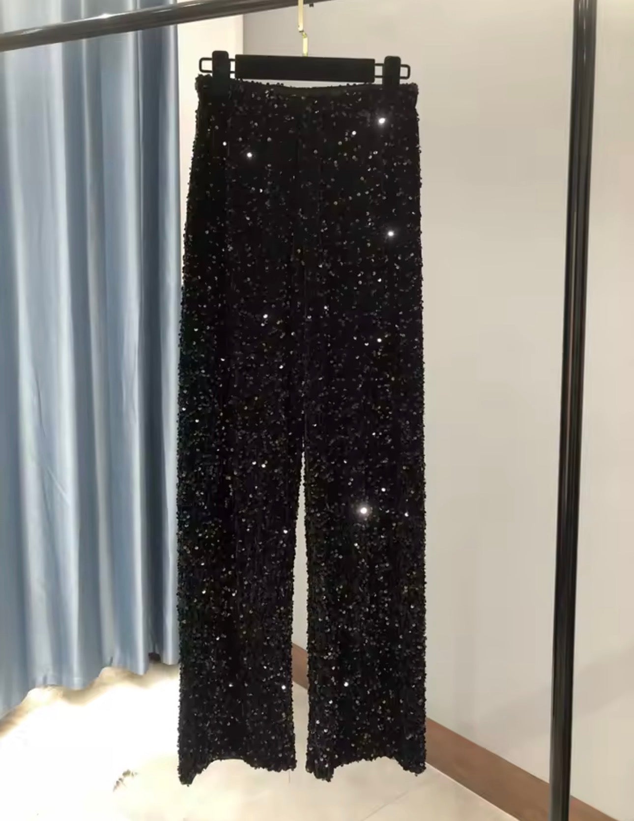 I nuovi pantaloni dorati scintillanti