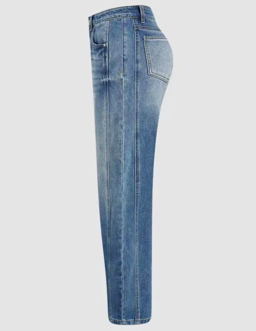 Jeans con gamba larga e vestibilità ampia con taglie standard.