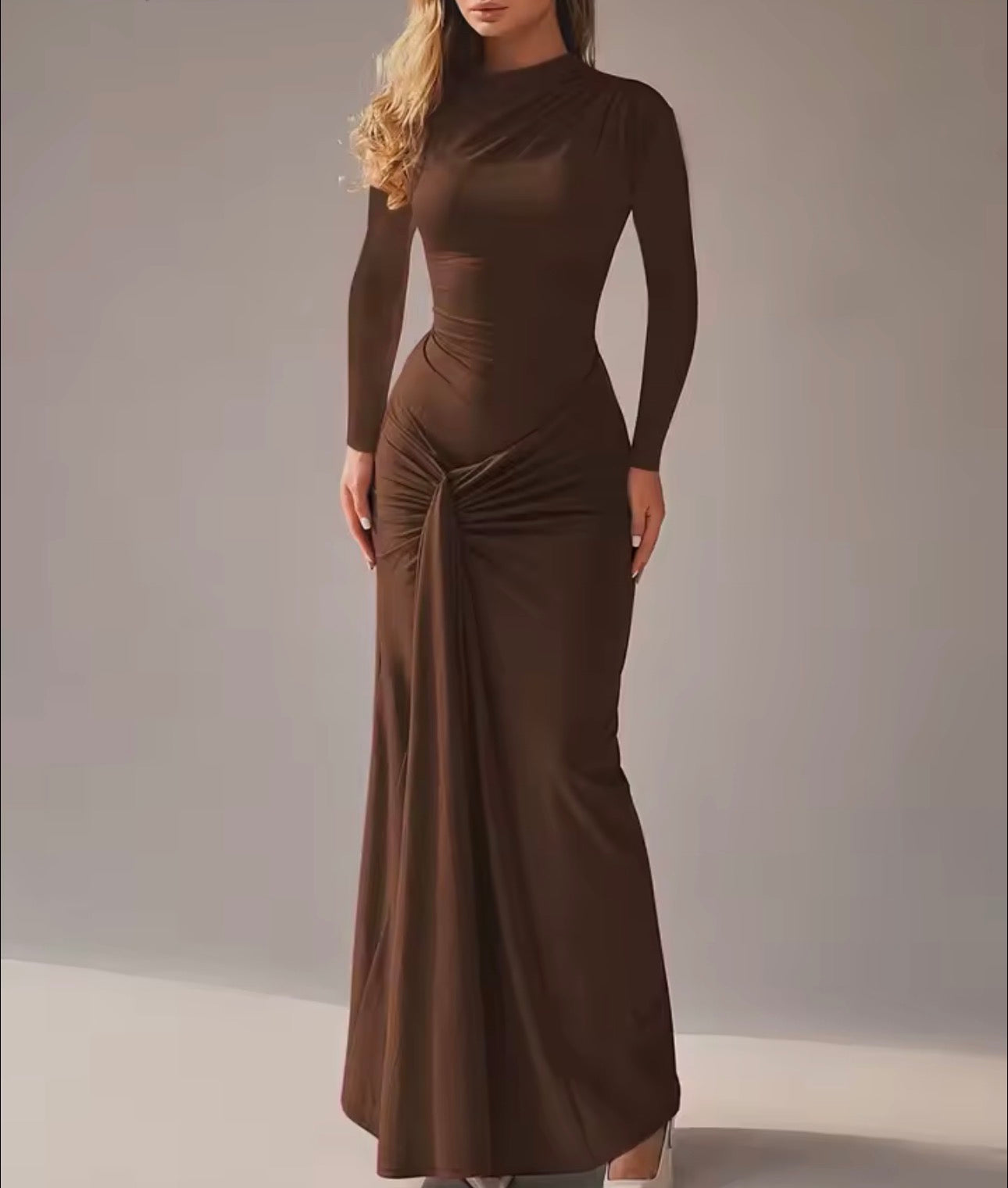 Abito lungo con nodo sotto la pancia