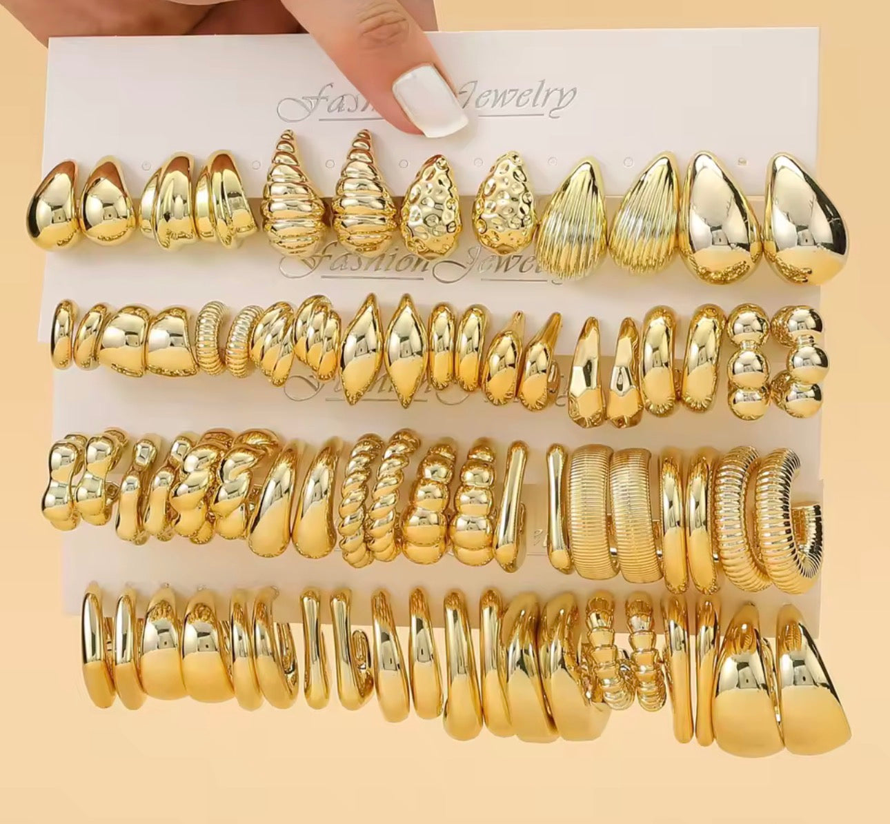 Set di orecchini filettati alla moda