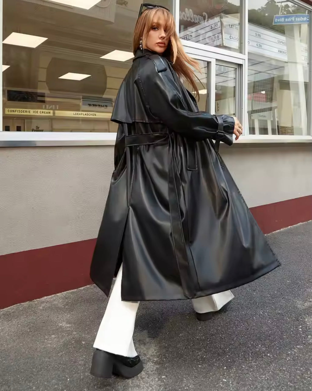 Un elegante trench lungo in PU Spice Girl