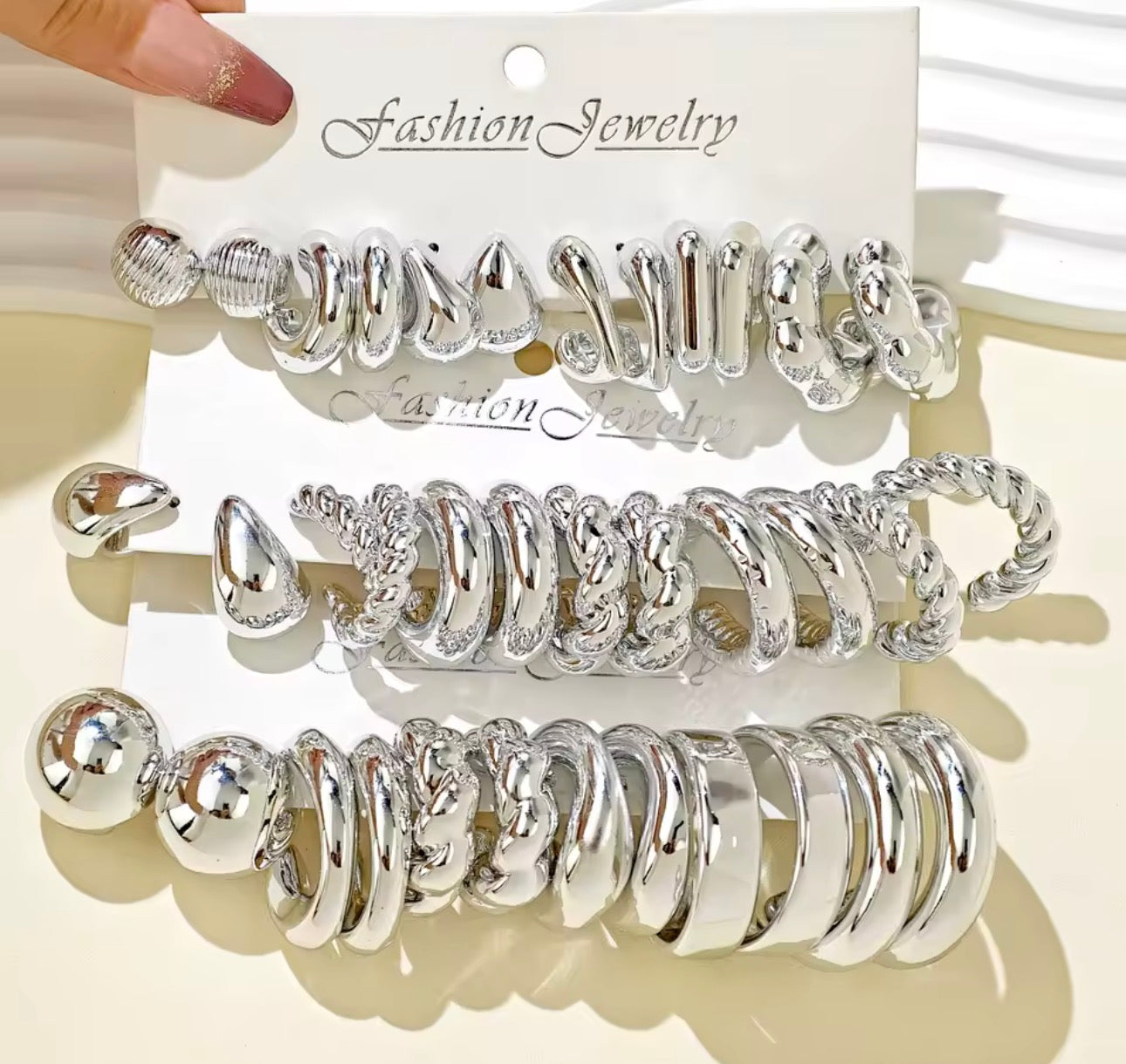 Set di orecchini filettati alla moda