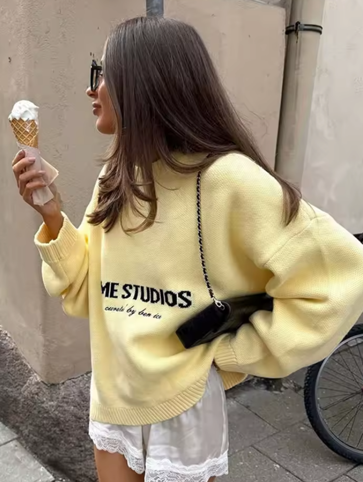 Maglione da donna con lettera lavorata a maglia